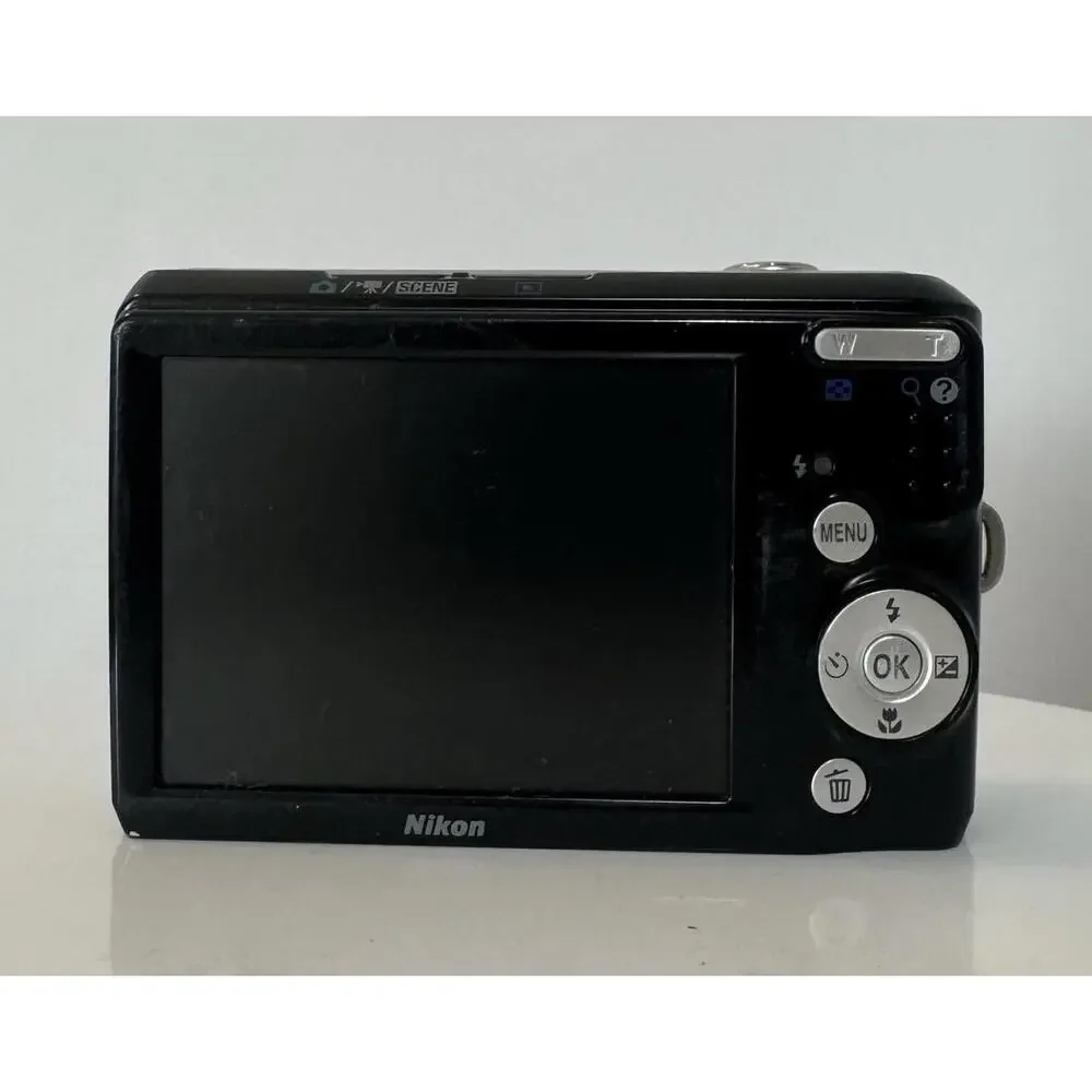Nikon Coolpix L20 Digital Camera - Black FOR PARTS/Repair DOES NOT POWER ON!